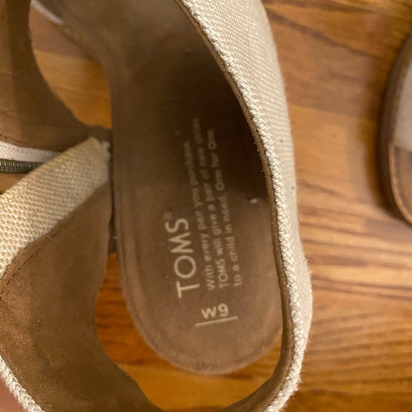 Cream Toms heels. Size 9 - Picture 2 of 4